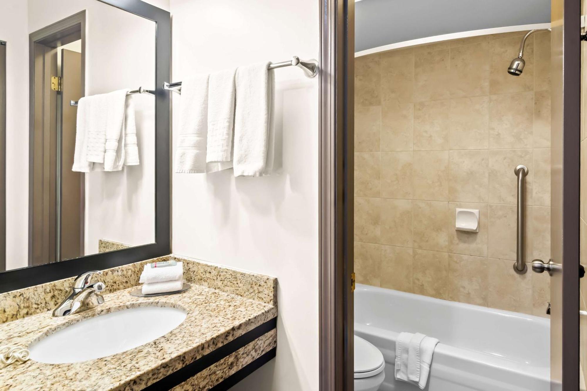 Best Western Maple Ridge Exterior photo